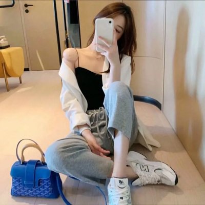 高墙、黑色与帅小伙
